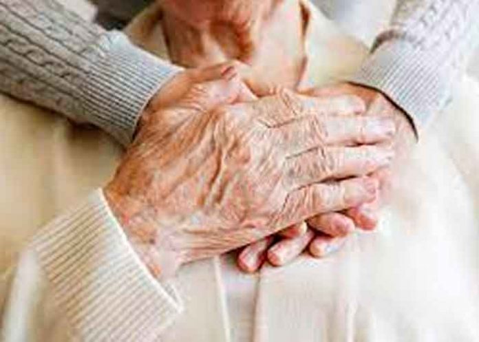 tiktok Mujer cuida al papá de su ex pese a que éste la abandonó