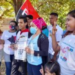 Familias de Mateare logran seguridad jurídica con títulos de propiedad Jóvenes entregando títulos de propiedad en Mateare
