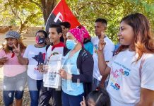 Familias de Mateare logran seguridad jurídica con títulos de propiedad Jóvenes entregando títulos de propiedad en Mateare