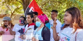 Jóvenes entregando títulos de propiedad en Mateare