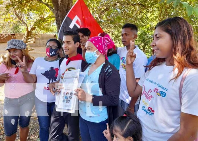 Jóvenes entregando títulos de propiedad en Mateare