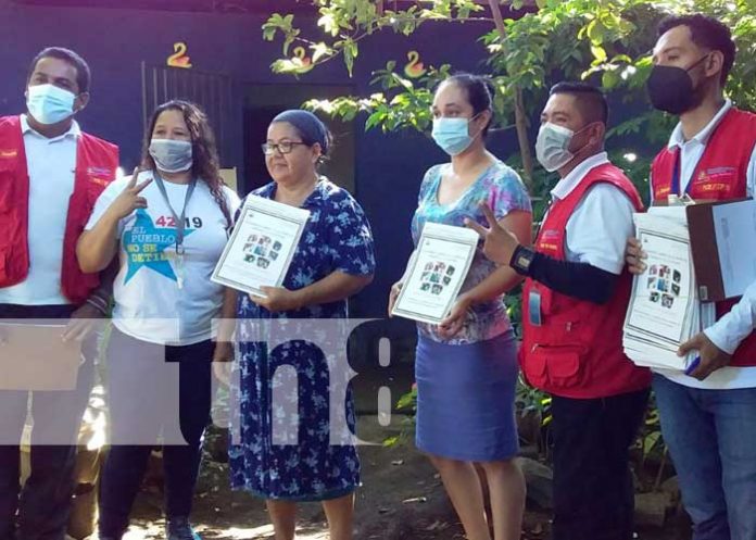 Entrega de títulos de propiedad a familias de Managua
