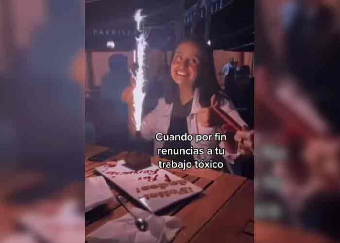 Joven celebró con pastel haber dejado su trabajo: 