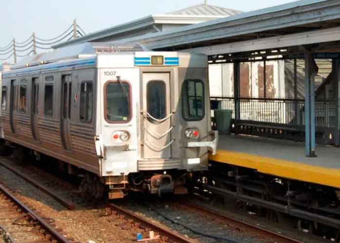 Abusan de mujer en un tren en Estados Unidos y nadie la ayudó