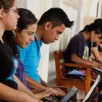 Aprueban ley que disminuye costos de titulación en universidades Conjunto de universitarios en Nicaragua