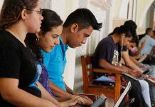 Aprueban ley que disminuye costos de titulación en universidades Conjunto de universitarios en Nicaragua