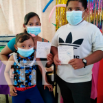 Niños y niñas asisten a vacunación contra la COVID-19 en Ometepe Niños reciben vacuna acompañado de sus padres