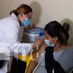 Mujeres embarazadas de Nicaragua acuden a vacunarse contra el COVID-19 Aplicación de la vacuna contra el COVID-19 a embarazadas