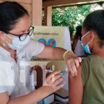 MINSA continúa vacunando ante el COVID-19 en Granada Dedicación del personal médico en vacunación de Granada