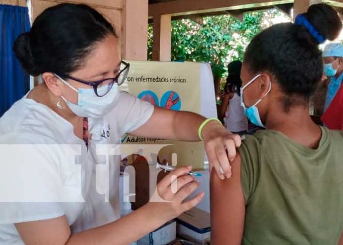 Dedicación del personal médico en vacunación de Granada