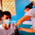 Familias de Nandaime acuden de forma voluntaria a vacunarse Aplicación de vacunas a niños, niñas, jóvenes y familias en Nandaime