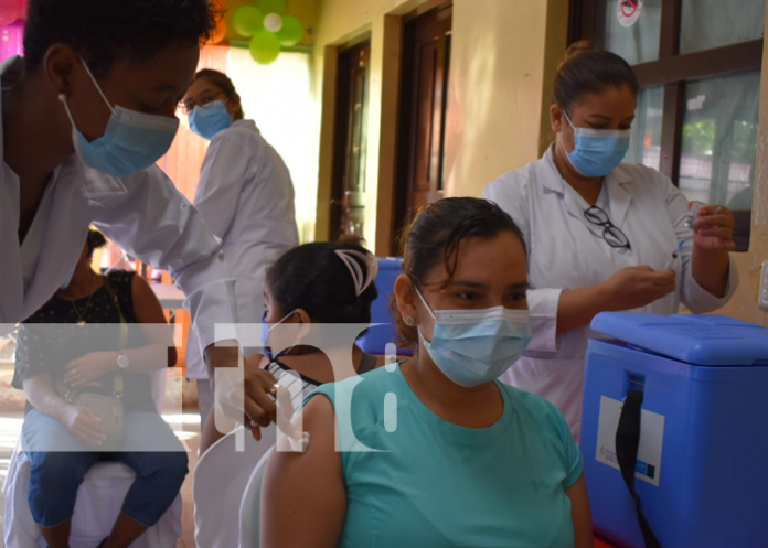 Habitantes se presentan para ser inmunizados