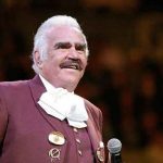 Vicente Fernández continúa en terapia intensiva