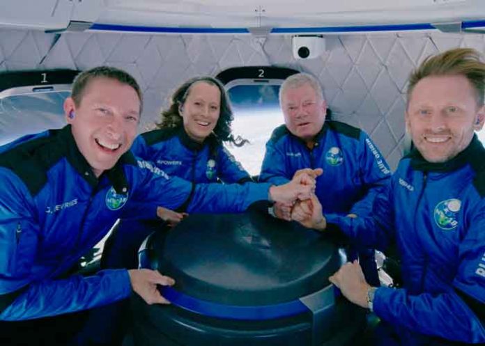 Actor de Star Trek flota dentro de la cápsula de Blue Origin en el espacio (VIDEO)