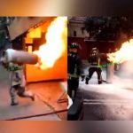¡De película! Bombero carga tanque de gas en llamas y evita explosión Bombero carga tanque de gas en llamas y evita explosión en un restaurante