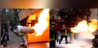 Bombero carga tanque de gas en llamas y evita explosión en un restaurante