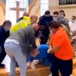 Corren de la iglesia a un hombre y se desata la furia de los feligreses Corren de la iglesia a un hombre y se desata la furia de los feligreses