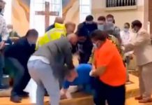 Corren de la iglesia a un hombre y se desata la furia de los feligreses Corren de la iglesia a un hombre y se desata la furia de los feligreses