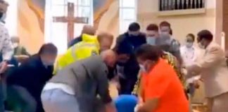 Corren de la iglesia a un hombre y se desata la furia de los feligreses