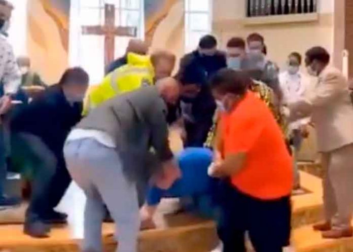 Corren de la iglesia a un hombre y se desata la furia de los feligreses