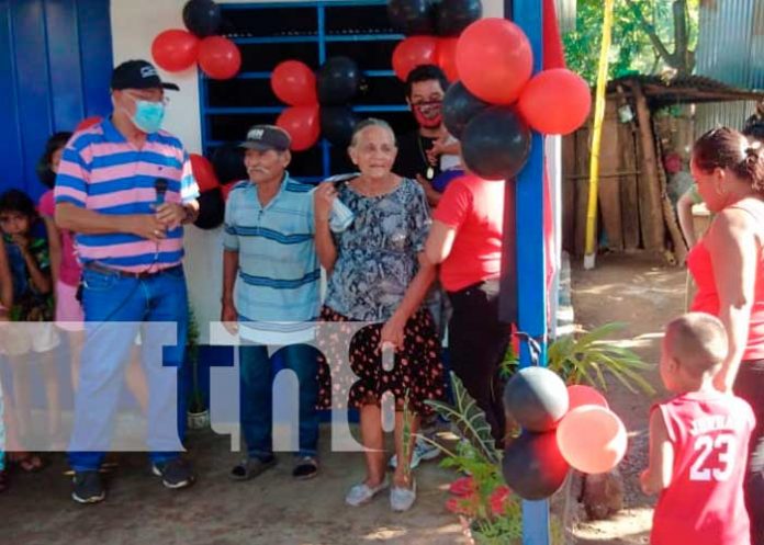 Entregan 2 viviendas dignas