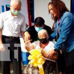 Cambio de vida para señora con su vivienda digna en Villa Reconciliación Entrega de una vivienda digna a una anciana en Managua