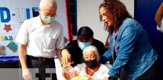 Entrega de una vivienda digna a una anciana en Managua