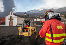 El volcán de La Palma sigue con sismos alarmantes en España Unidad Militar de Emergencias (UME) limpian la ceniza volcánica