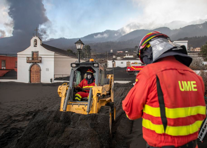 Unidad Militar de Emergencias (UME) limpian la ceniza volcánica