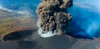 Volcán Cumbre Vieja provoca una gran nube de cenizas, lava y varios terremotos