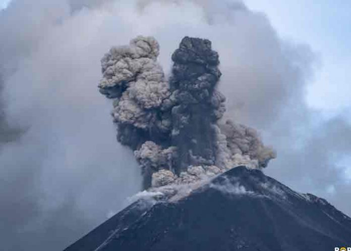 Alertan caída de ceniza del volcán Reventador de Ecuador