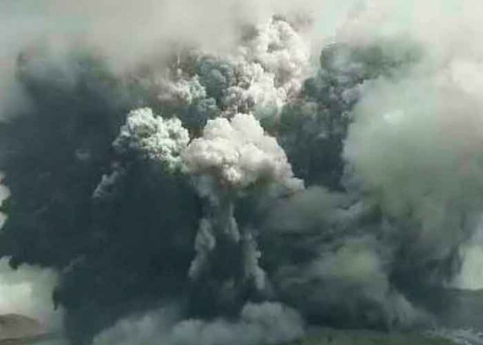 Volcán Monte Aso entró en erupción en Japón