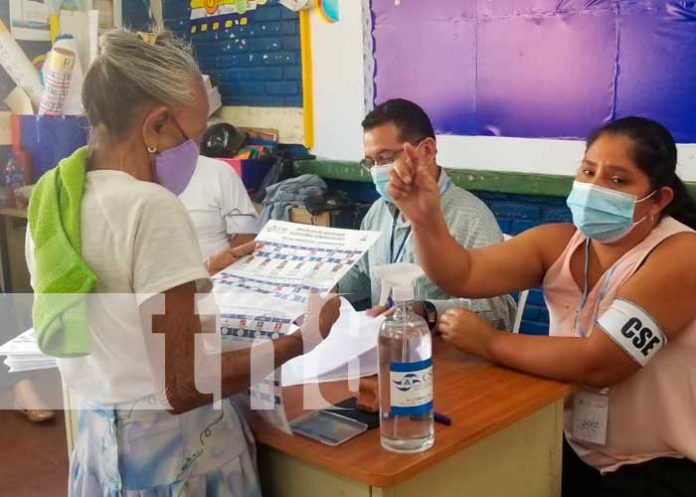 Familias de Mozonte salen a votar en paz y tranquilidad en Mozonte, Nueva Segovia