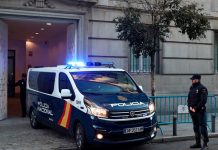 Hombre se atrinchera en el baño de un bar tras apuñalar a la dueña y a un cliente Hombre se atrinchera en el baño de un bar tras apuñalar a la dueña y a un cliente