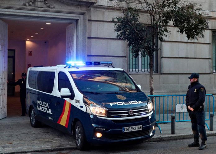 Hombre se atrinchera en el baño de un bar tras apuñalar a la dueña y a un cliente