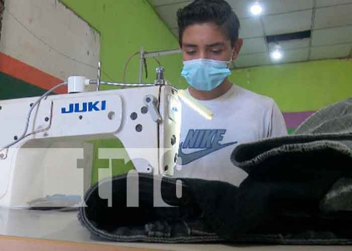 1 Alta Costura, calidad en trajes para graduación