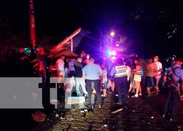Vehículo colisiona brutalmente una vivienda en Carazo