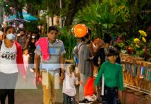 Familias visitan los altares en Managua Familias visitan los altares en Managua