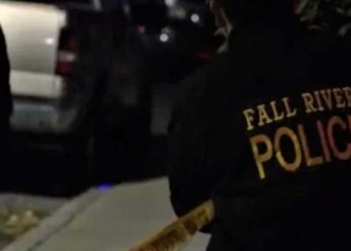 1 Hombre es baleado por policía de Fall River, Estados Unidos tras altercado