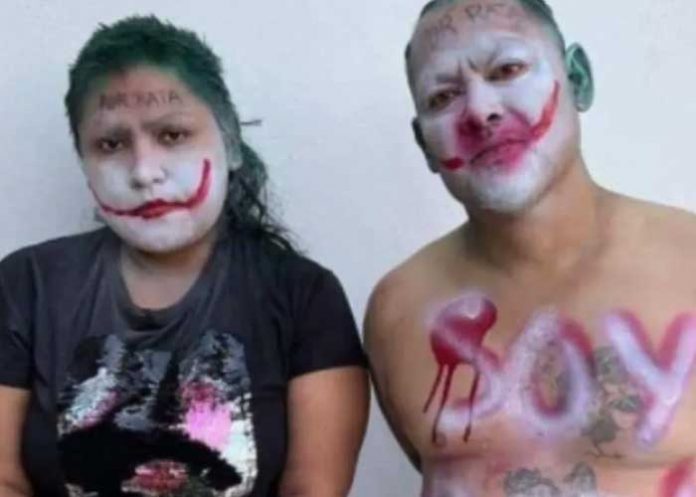 México: Ladrones aparecen amarrados a un poste pintados como El Joker.