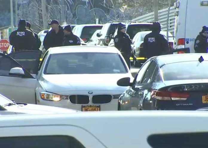 1 Balacera deja a dos oficiales de la Policía heridos en la Ciudad de Nueva York