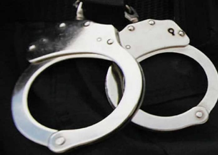 1 Las autoridades de Estados Unidos arrestaron a un adolescente de 14 años por presuntamente disparar con una pistola