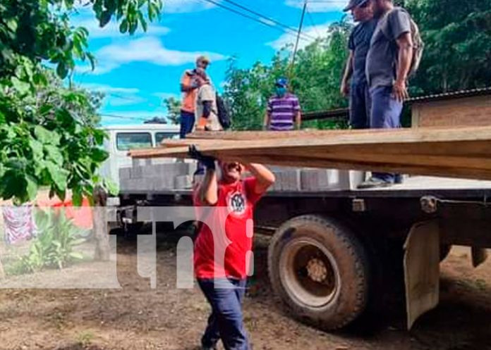 Entregan materiales de construcción a familia que lo perdió en Rivas