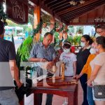 Demostración de artesanía de bambú en la Casa del Maíz, Managua