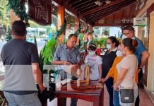 Demostración de artesanía de bambú en la Casa del Maíz, Managua