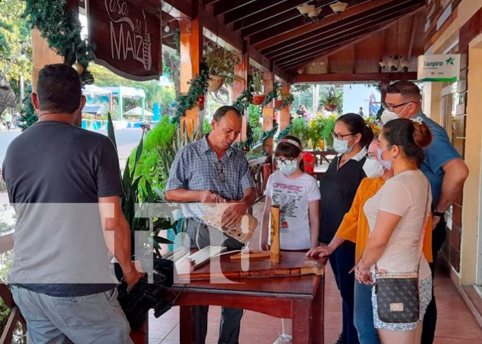Demostración de artesanía de bambú en la Casa del Maíz, Managua