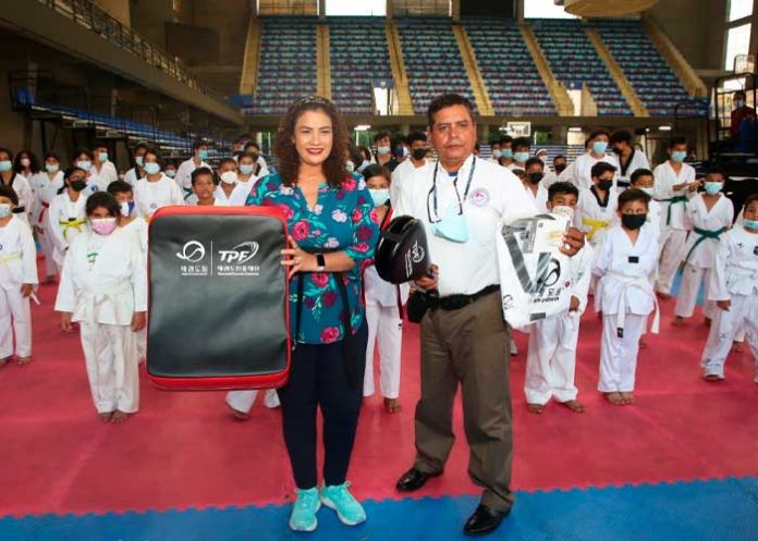 Jóvenes de Managua reciben equipos deportivos en la disciplina de Taekwondo