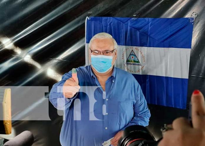 Adolfo Pastrán Analista Político ejerce su derecho al voto en Nicaragua