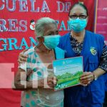 Entrega certificados a protagonistas de las escuelas de valores en Granada