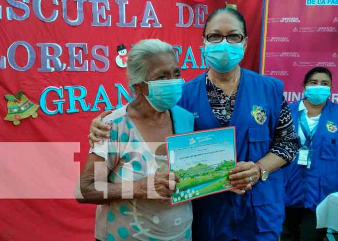 Entrega certificados a protagonistas de las escuelas de valores en Granada